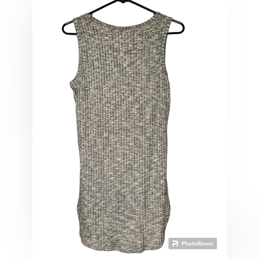 Gray Ribbed Key Hole Tank - Picture 2 of 9